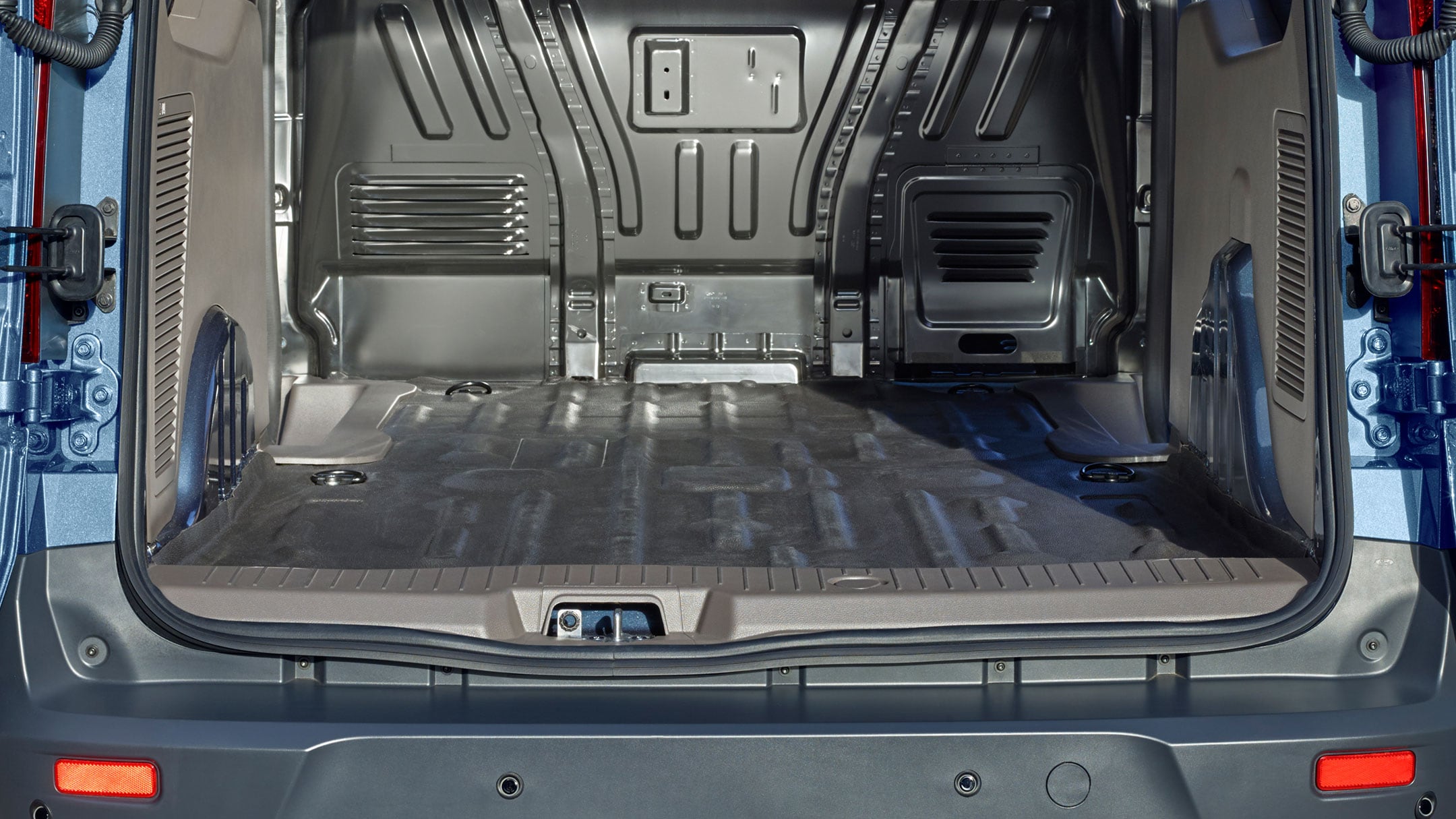 Ford Transit Connect vista posteriore pavimento del vano di carico in dettaglio