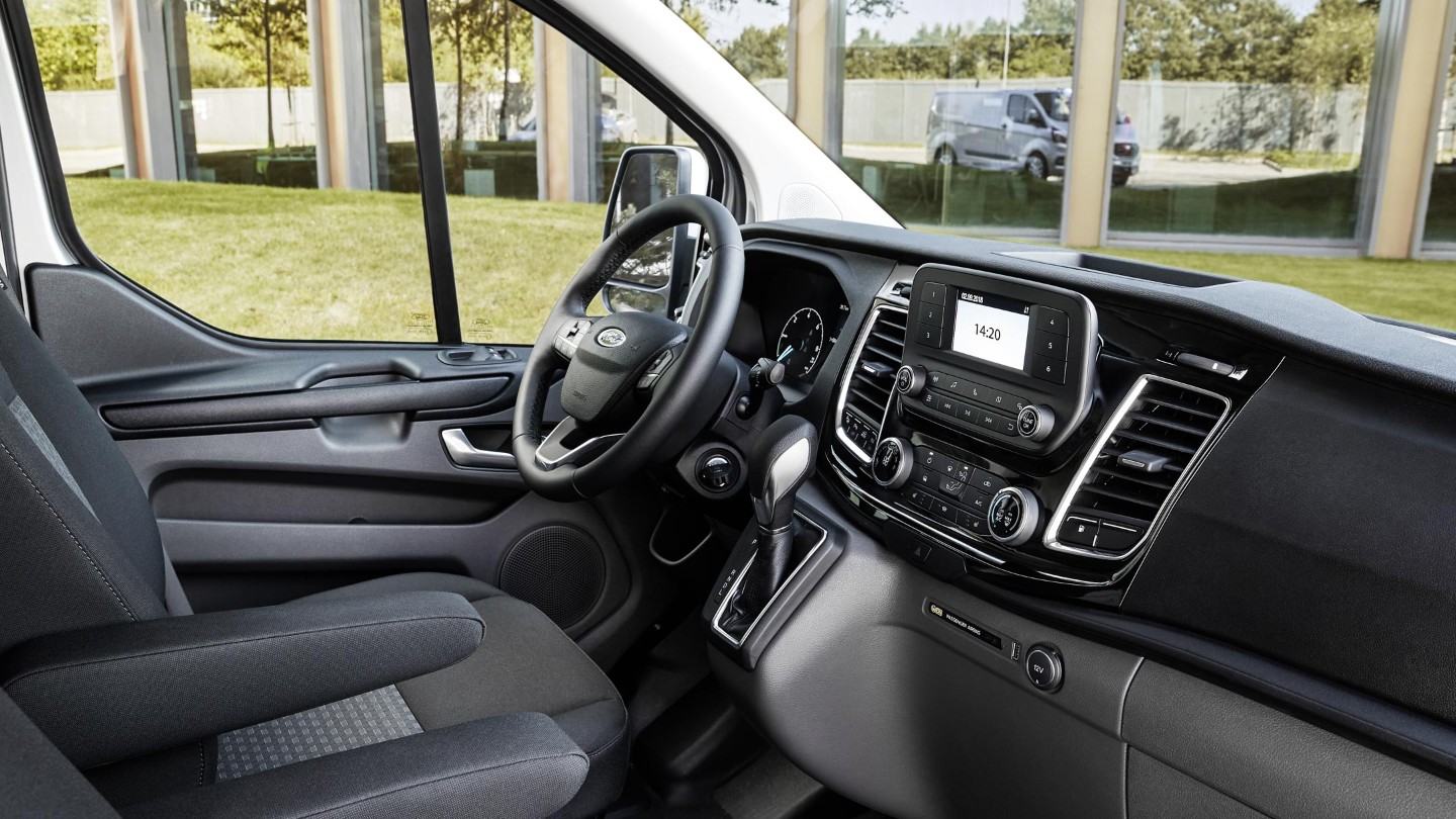 Ford Transit Custom furgone cabinato Plug-In Hybrid, vista degli interni dal lato passeggero