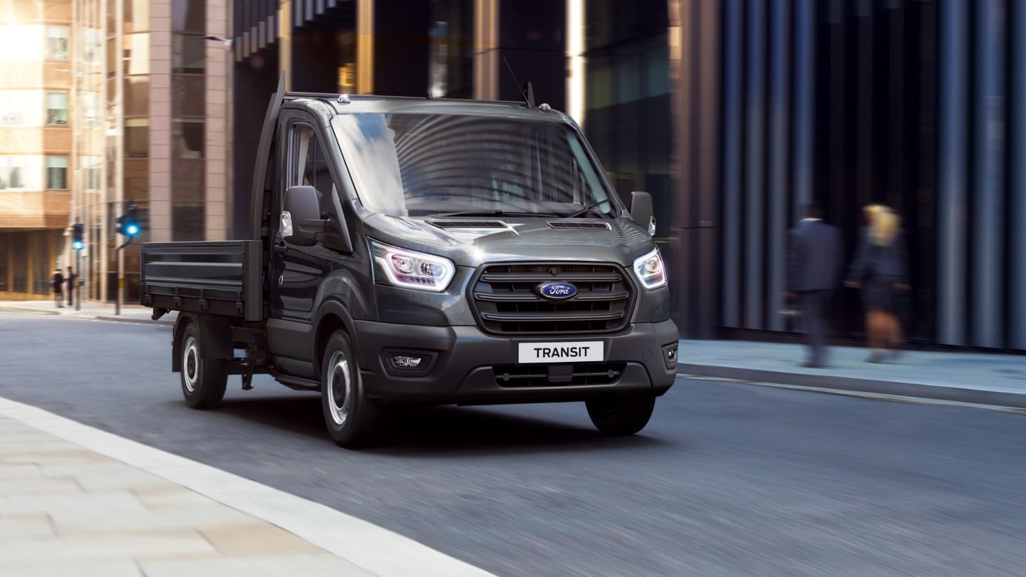 Ford Transit Chassis Cab grigio scuro, vista frontale a tre quarti, in marcia in città