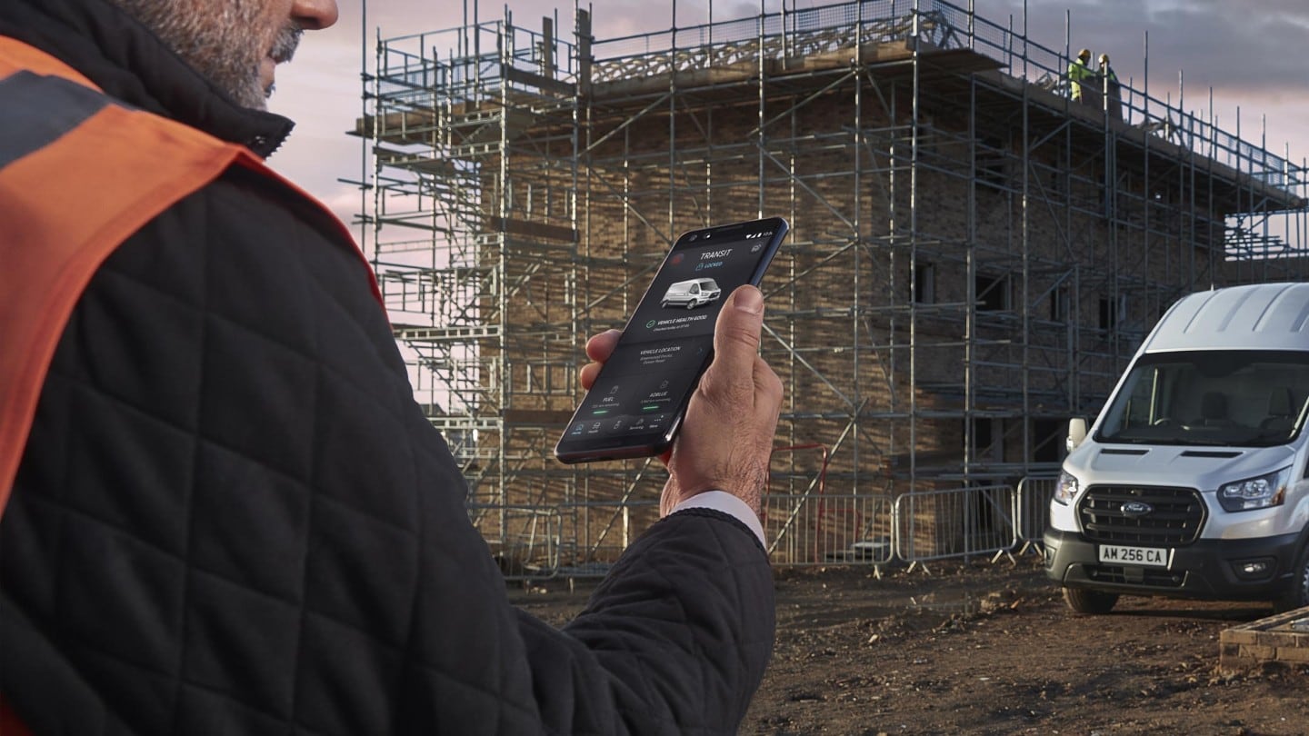 Uomo con smartphone in mano