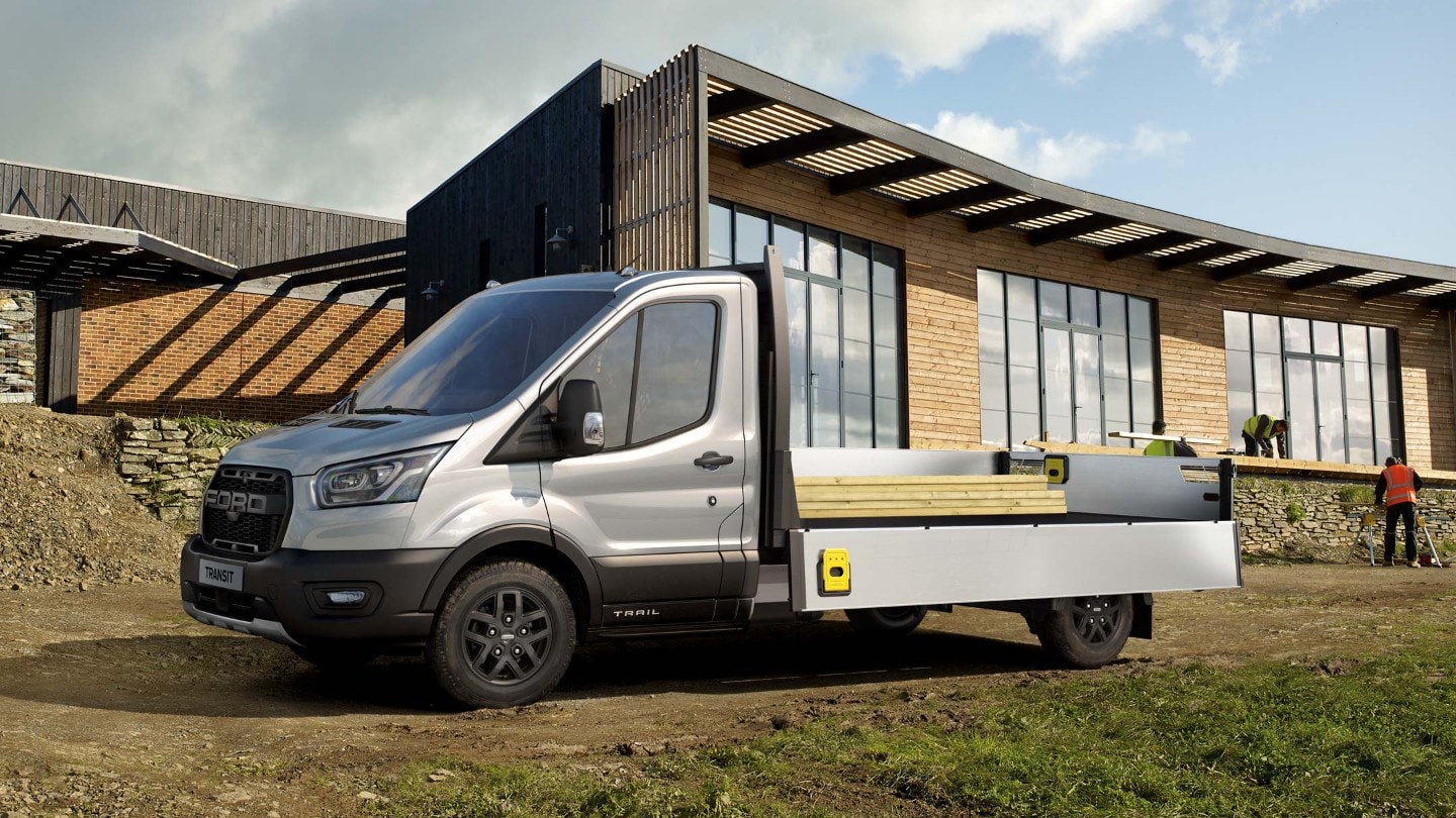 Ford Transit Chassis Cab color argento, vista laterale, carico e parcheggiato in cantiere