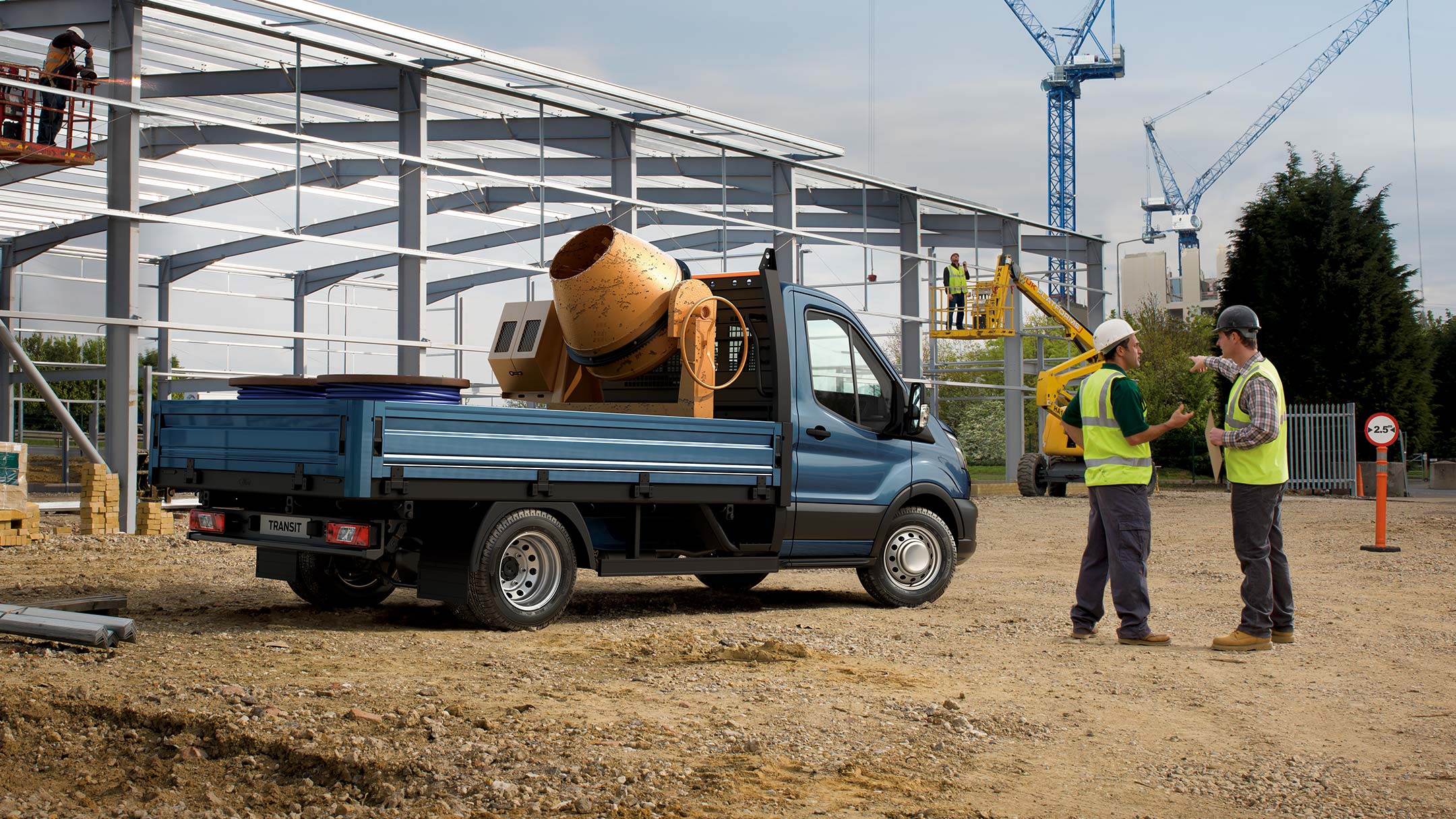 Ford Transit Chassis Cab blu, vista laterale a tre quarti, carico in cantiere