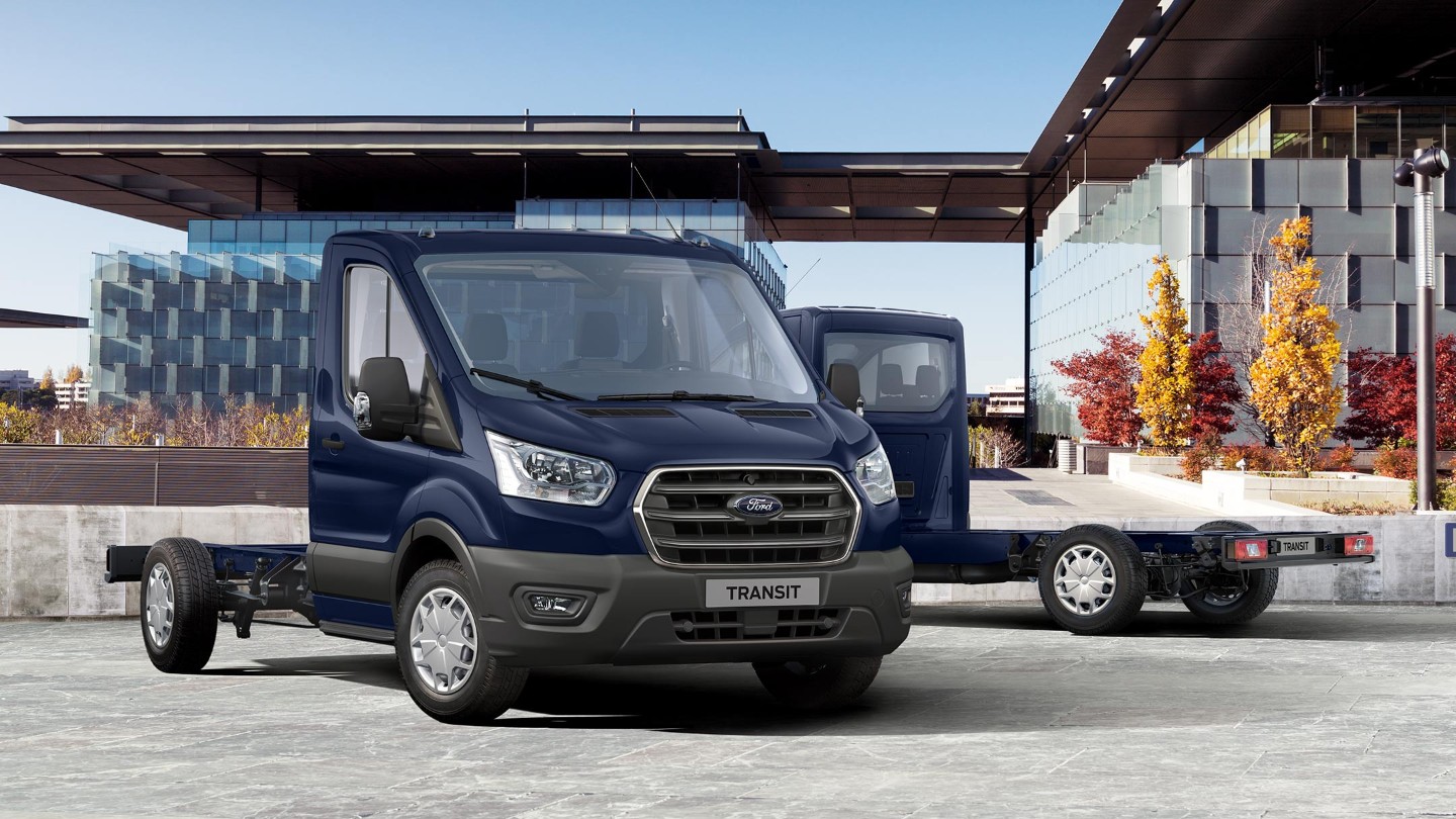 Ford Transit Chassis Blue ¾-Vista anteriore e posteriore in piedi su un parcheggio