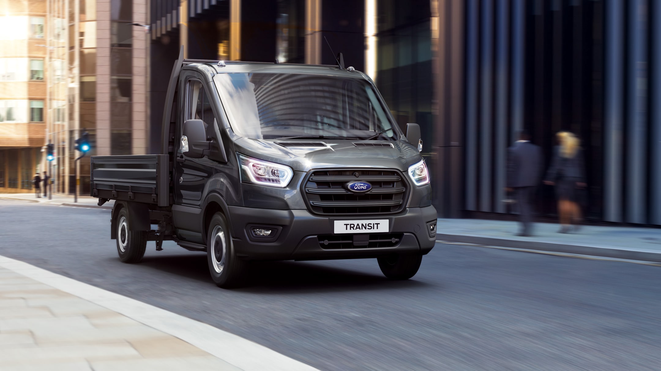 Ford Transit Single Cab Anthracite Vista anteriore Scena di guida in centro città