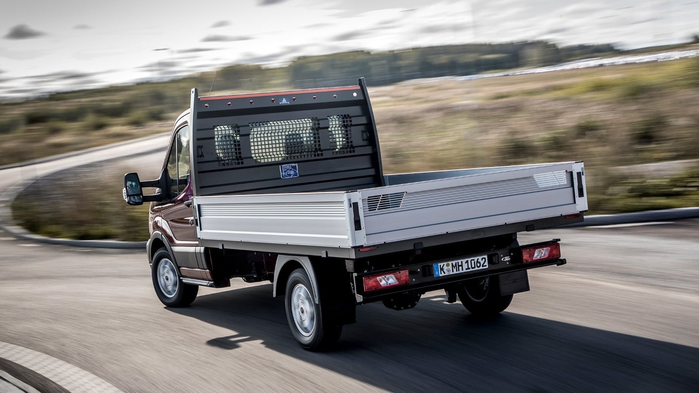 Ford Transit Chassis Cab, vista posteriore a tre quarti, in marcia su una strada extraurbana