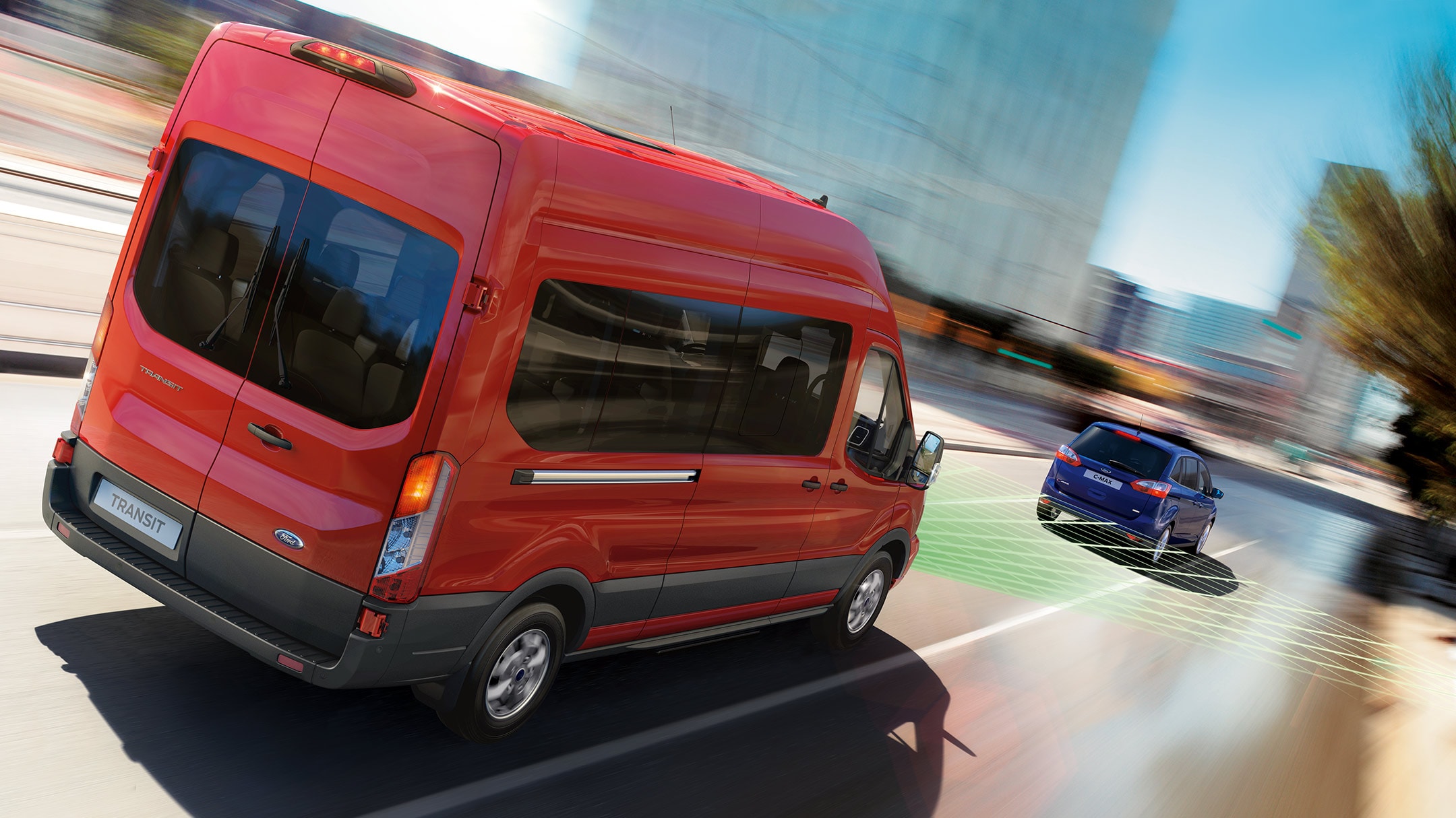 Ford Transit Bus rosso, vista posteriore a tre quarti con illustrazione del regolatore di velocità intelligente