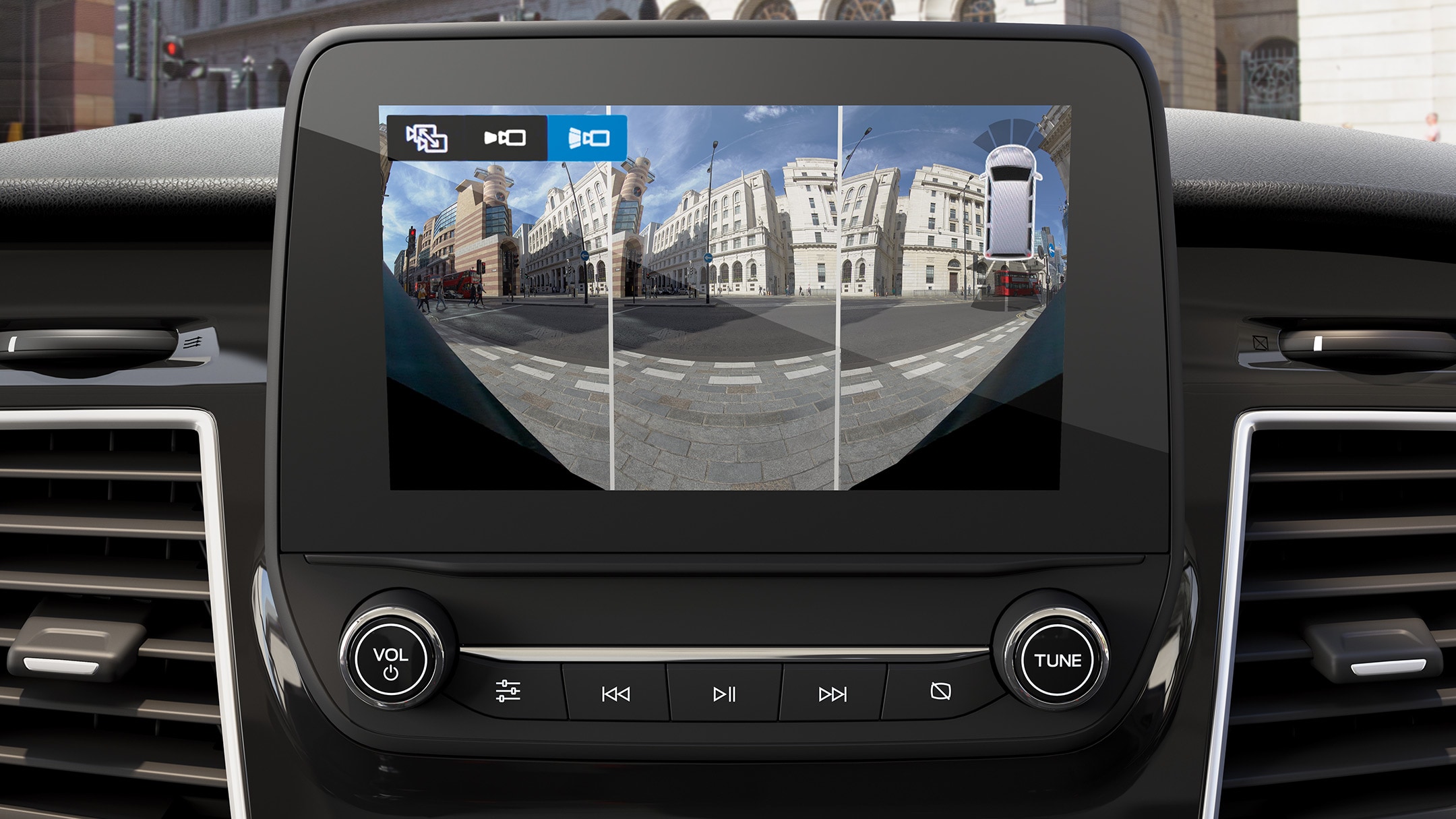 Vista interna Ford Transit con dettaglio display multifunzione e telecamera frontale