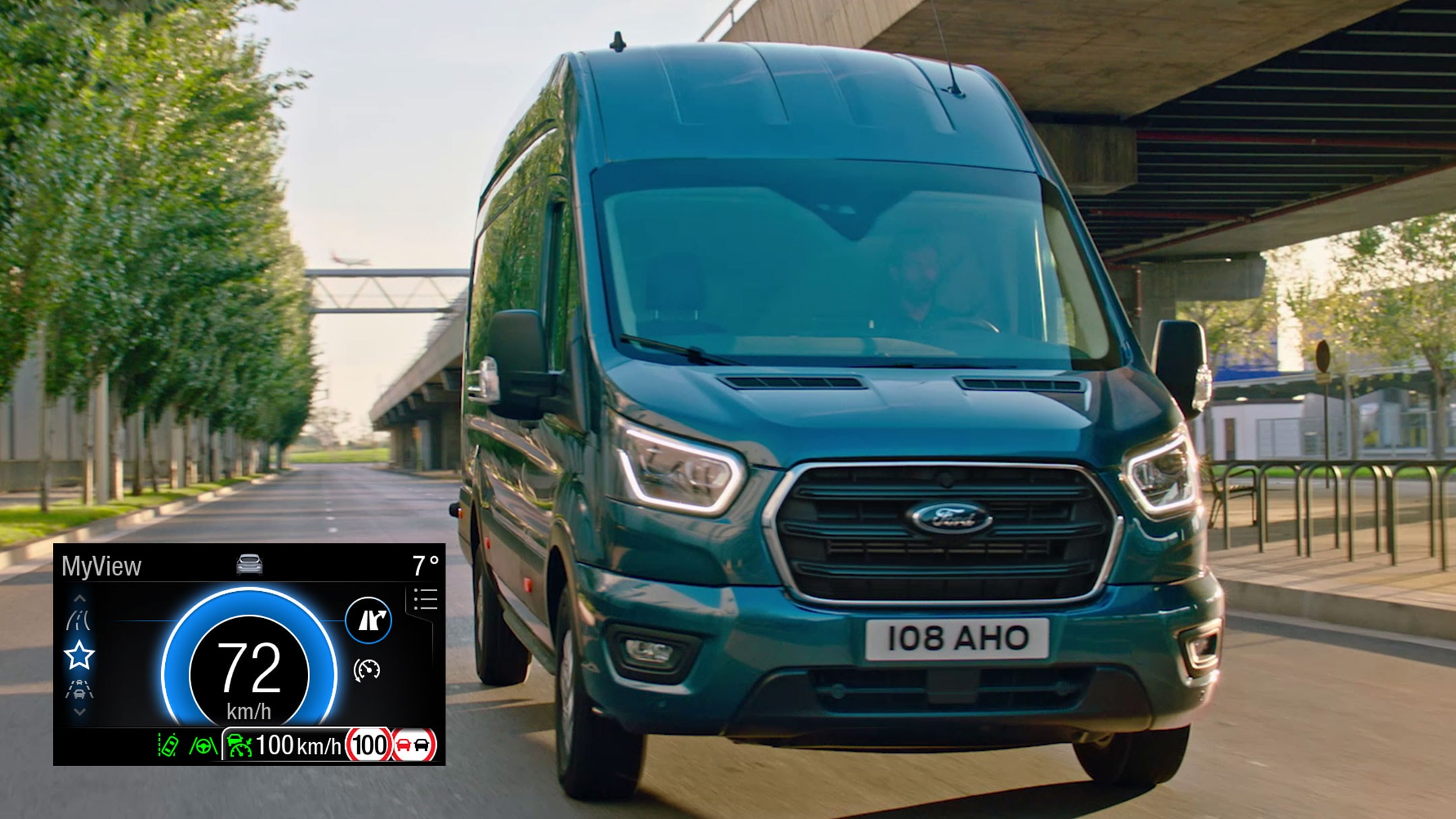 Ford Transit Van alla guida in autostrada vista frontale con quadrante Eco Mode in dettaglio