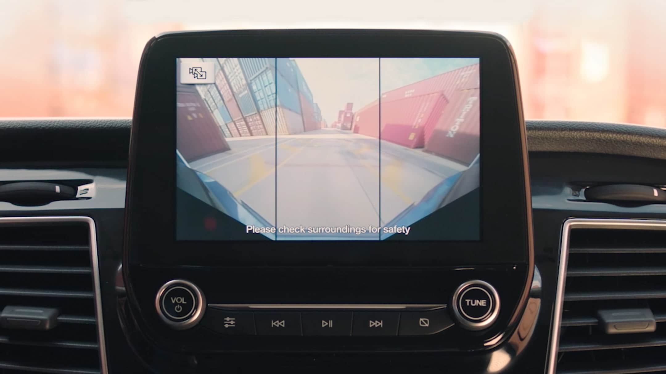 Ford Transit, vista interna, display con visuale della telecamera panoramica