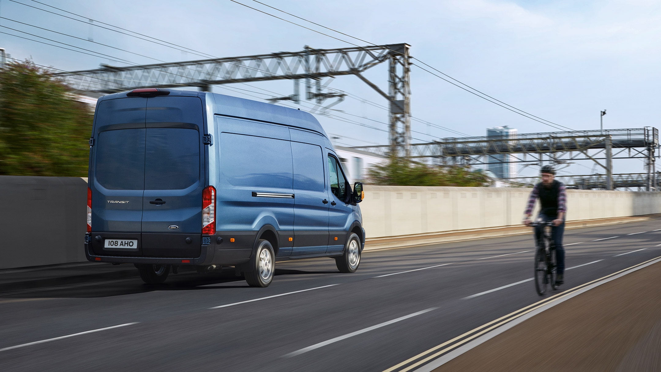 Ford Transit Furgone, vista posteriore a tre quarti, in marcia su una strada a scorrimento veloce