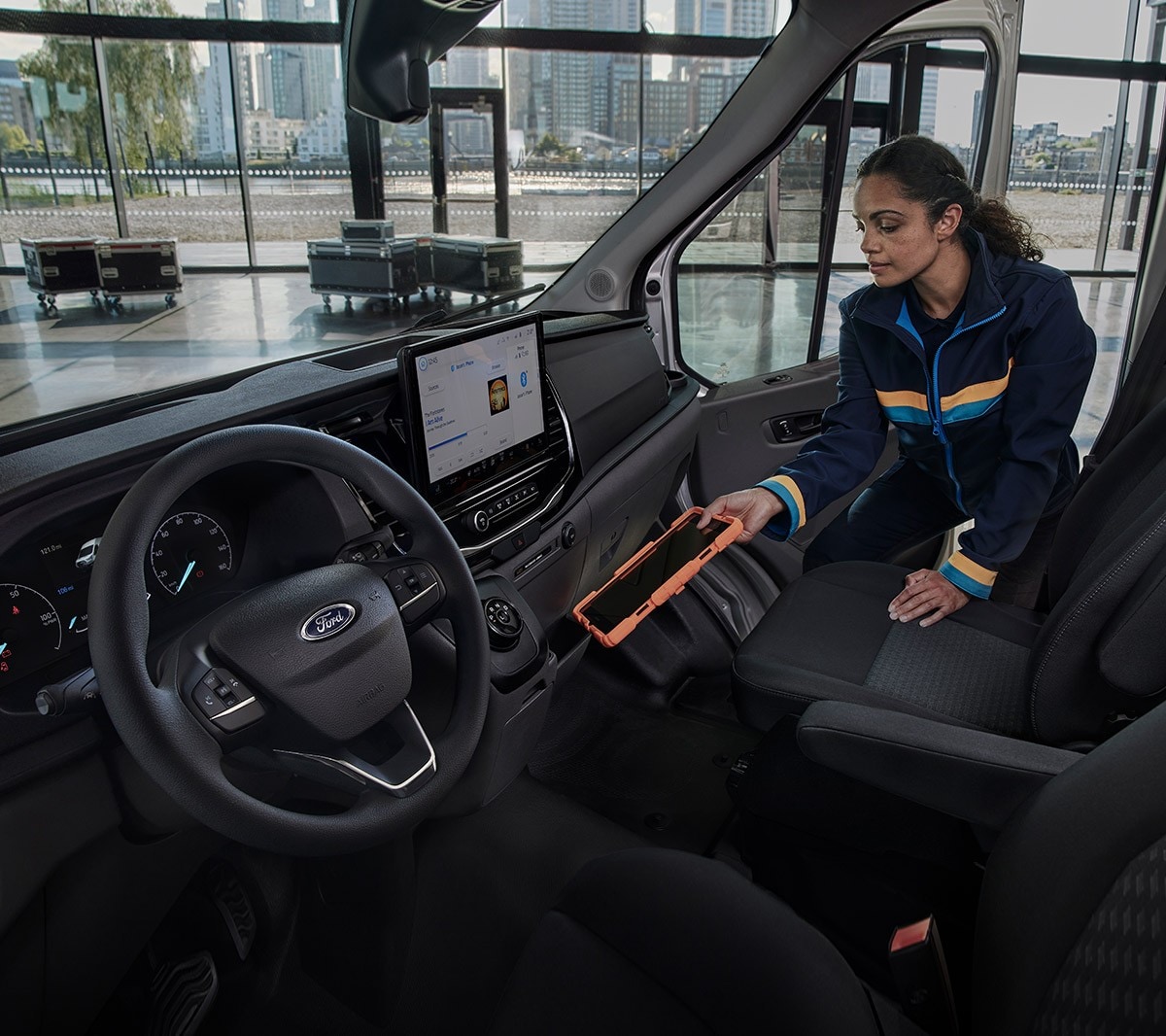 Vista degli interni con vano portaoggetti sul lato passeggero del Ford E-Transit