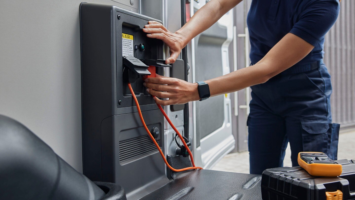 Vista dettagliata della presa Pro Power Onboard sulla paratia dello spazio di carico del Ford E-Transit