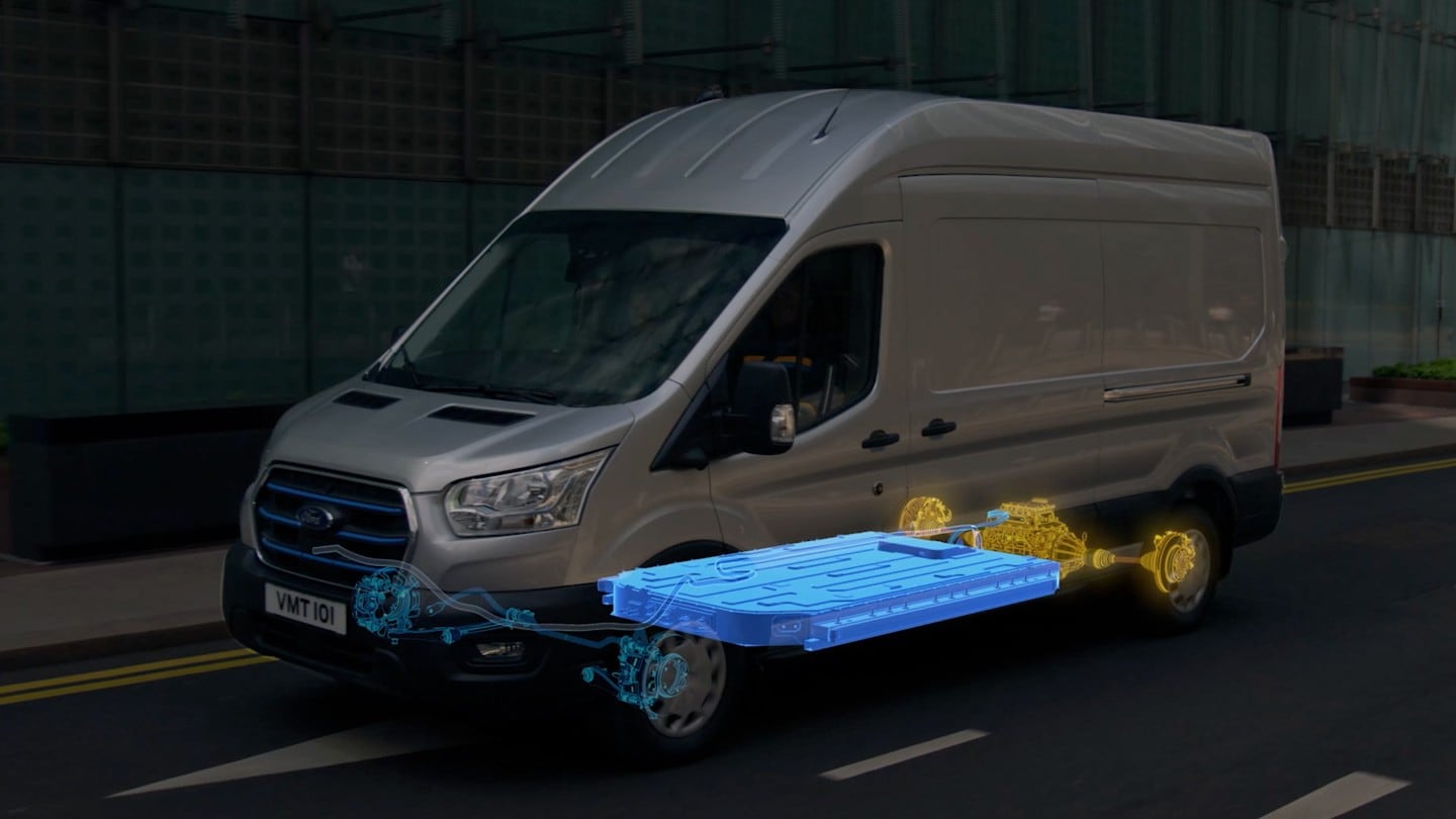 Ford E-Transit color argento, vista laterale a tre quarti, illustrazione della trazione elettrica