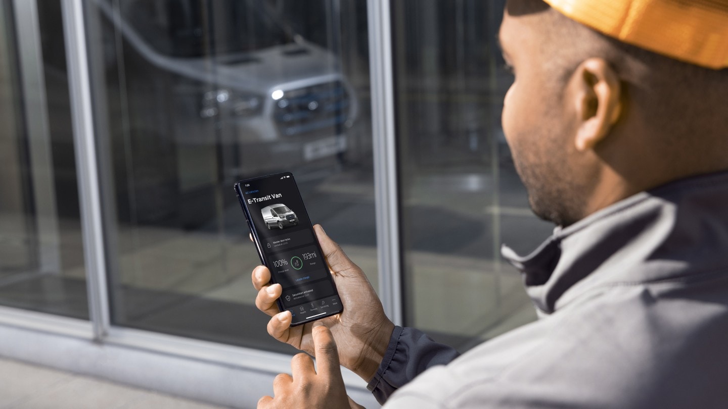 Vista dettagliata di un uomo con uno smartphone in mano