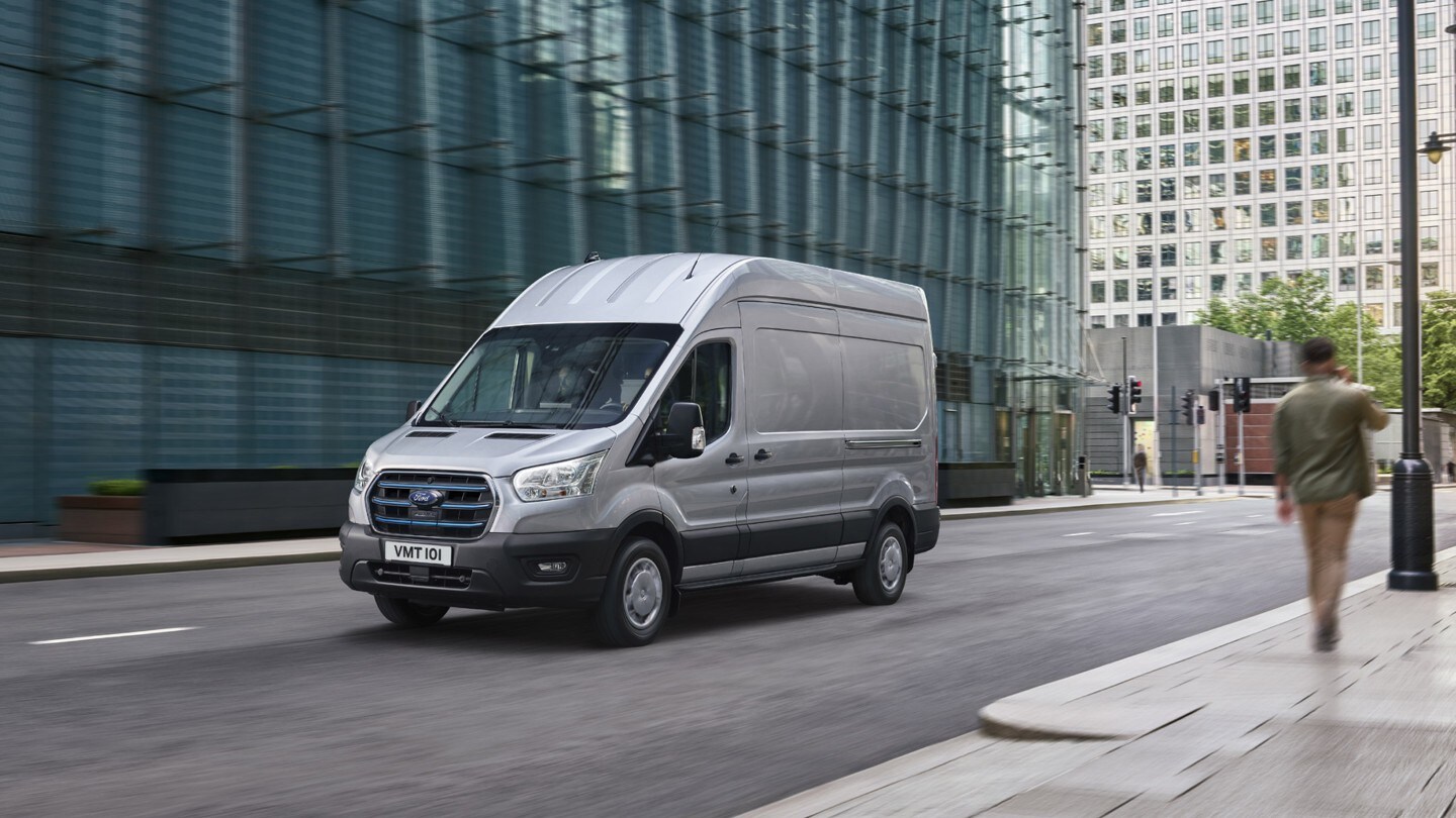 Vista laterale a tre quarti del Ford E-Transit furgone cabinato color argento