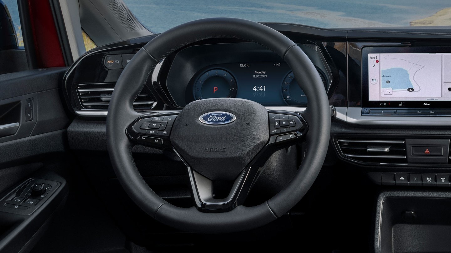 Ford Tourneo Connect, particolare della cabina di guida con volante e quadro strumenti digitale