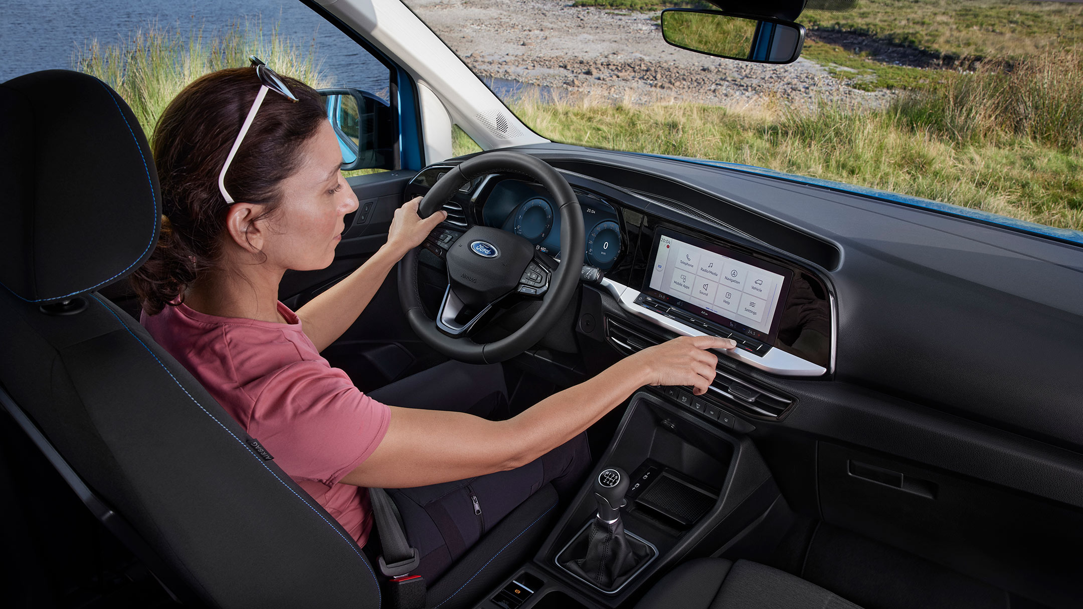 Ford Tourneo Connect, vista interna della cabina conducente con donna al volante