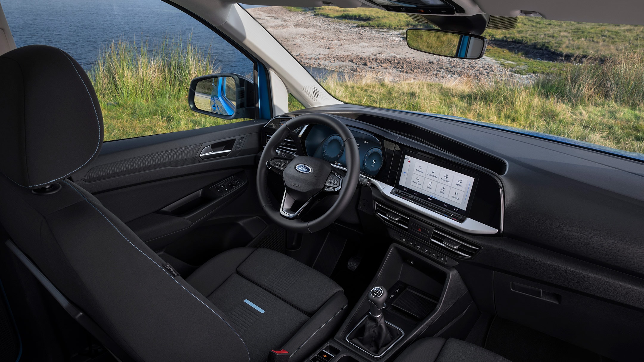 Ford Tourneo Connect, vista interna dalla seconda fila di sedili sul sedile del conducente, il volante e il cruscotto