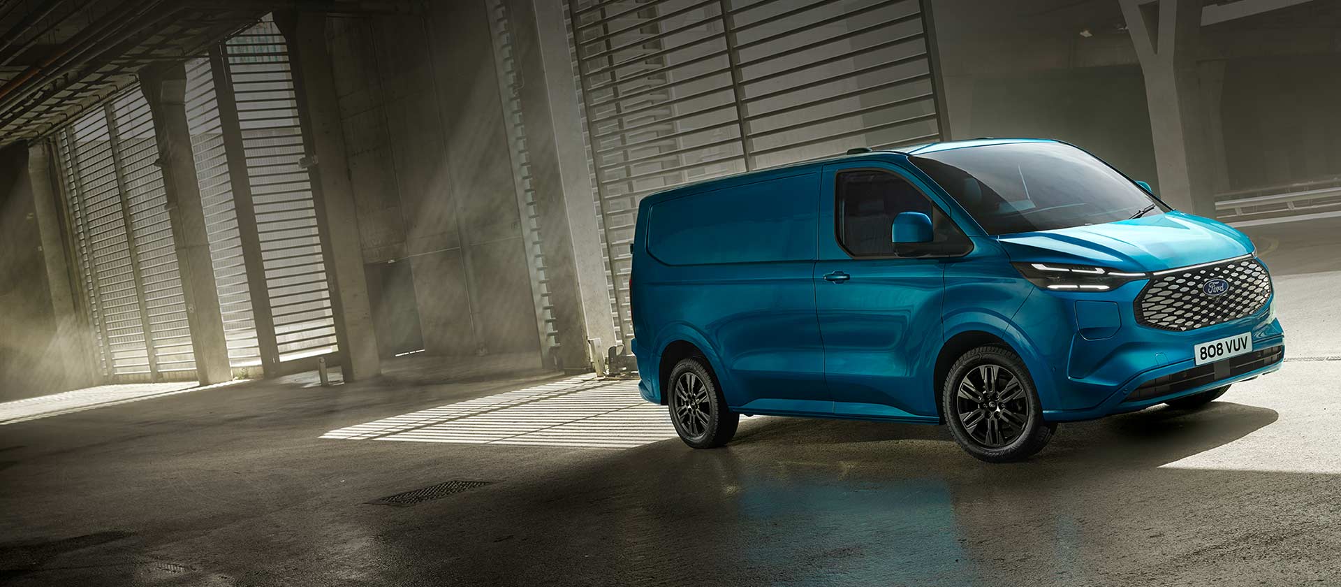 Furgone elettrico Ford E-Transit Custom blu.