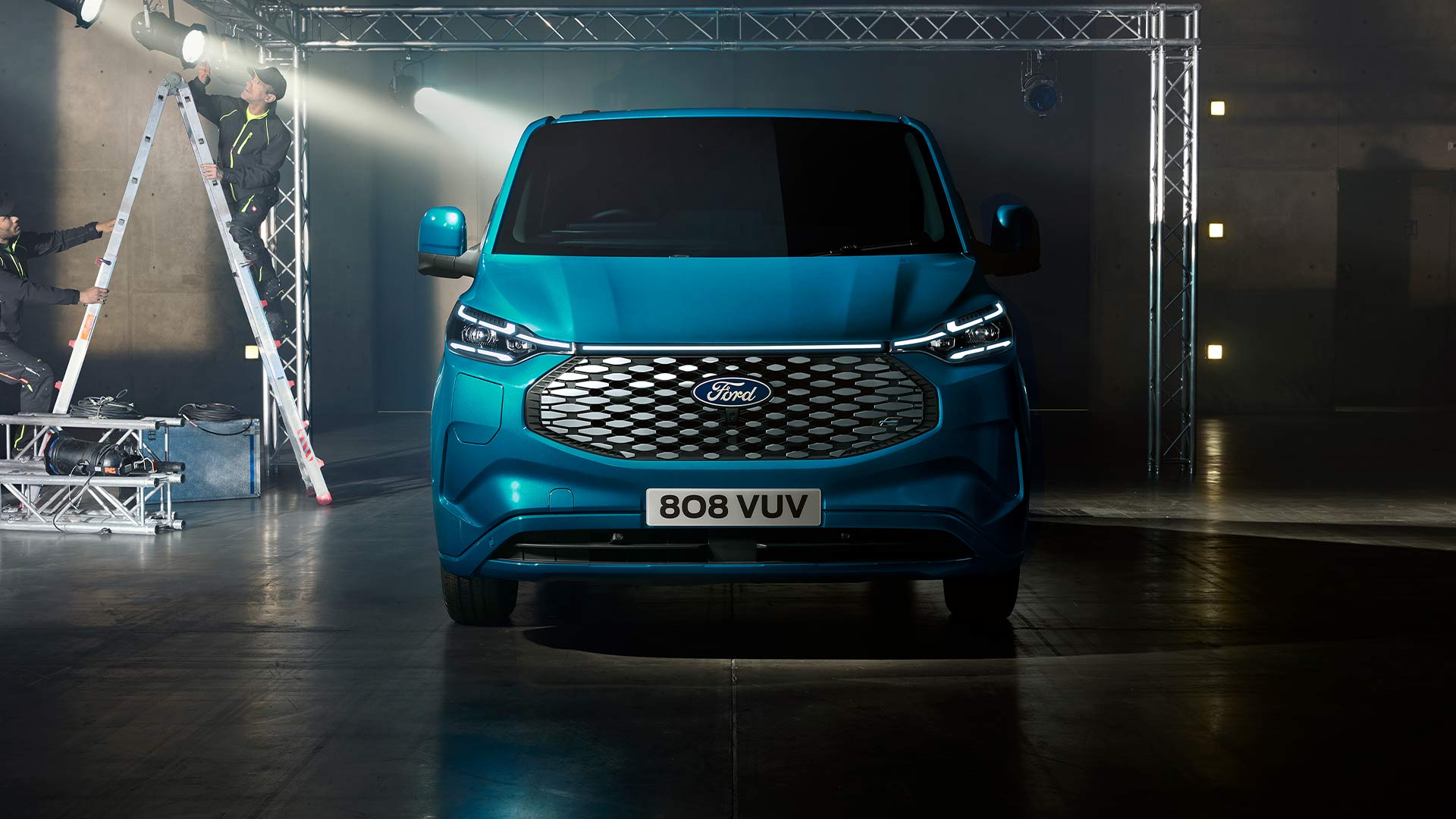 Vista anteriore del furgone elettrico Ford E-Transit Custom blu.