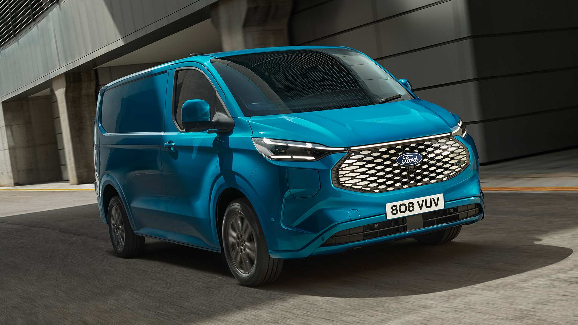 Ford E-Transit Custom blu in marcia.