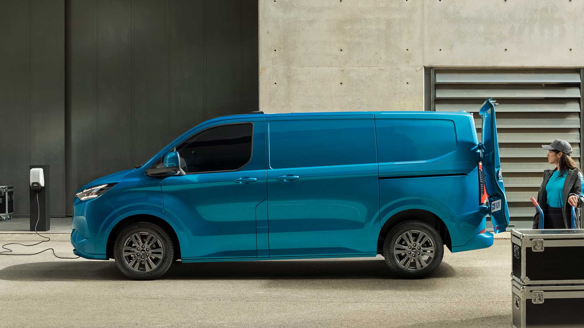 Furgone elettrico Ford E-Transit Custom blu in fase di ricarica.