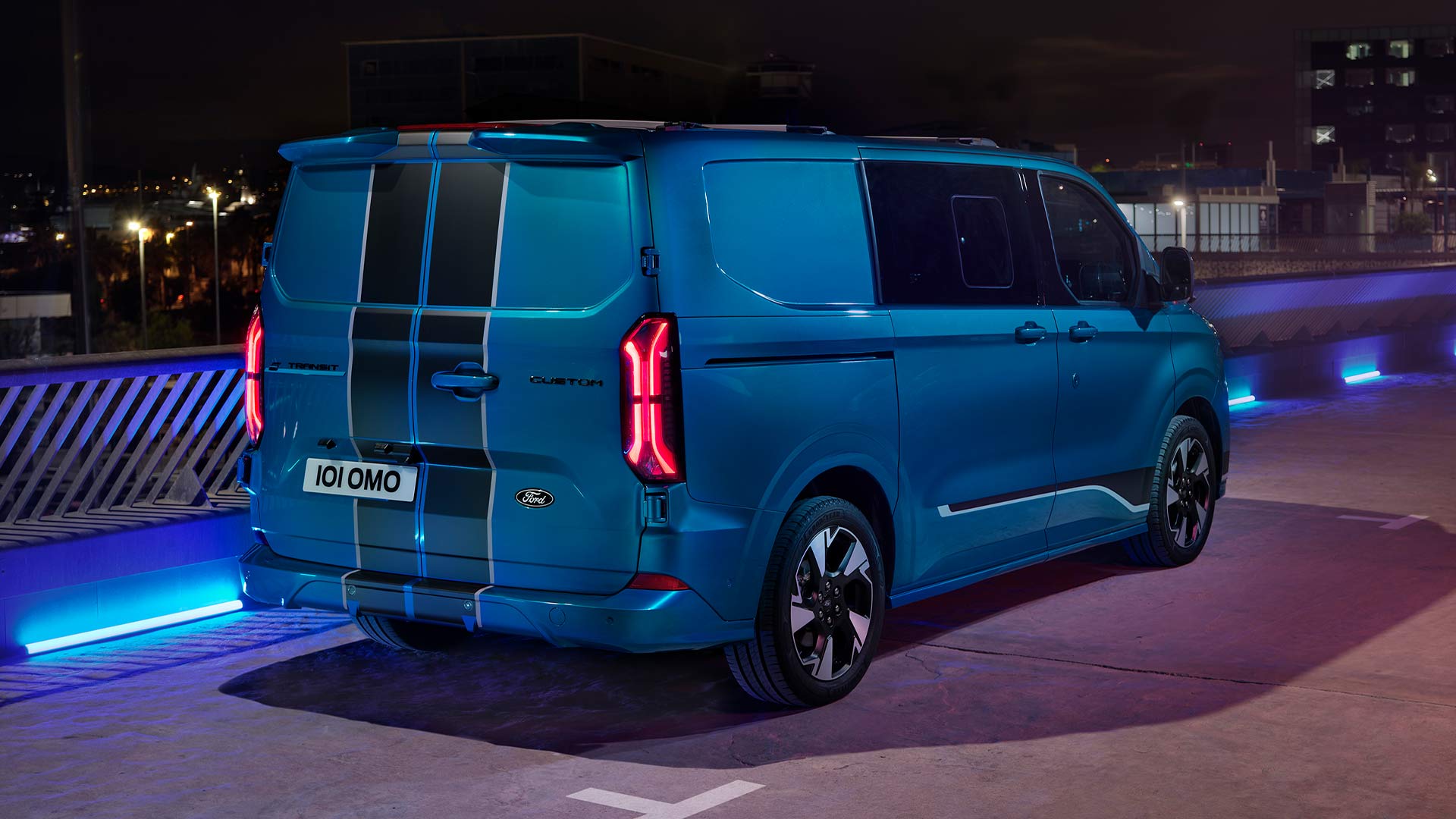 Vista posteriore di un Ford E-Transit Custom Sport doppia cabina elettrico blu.