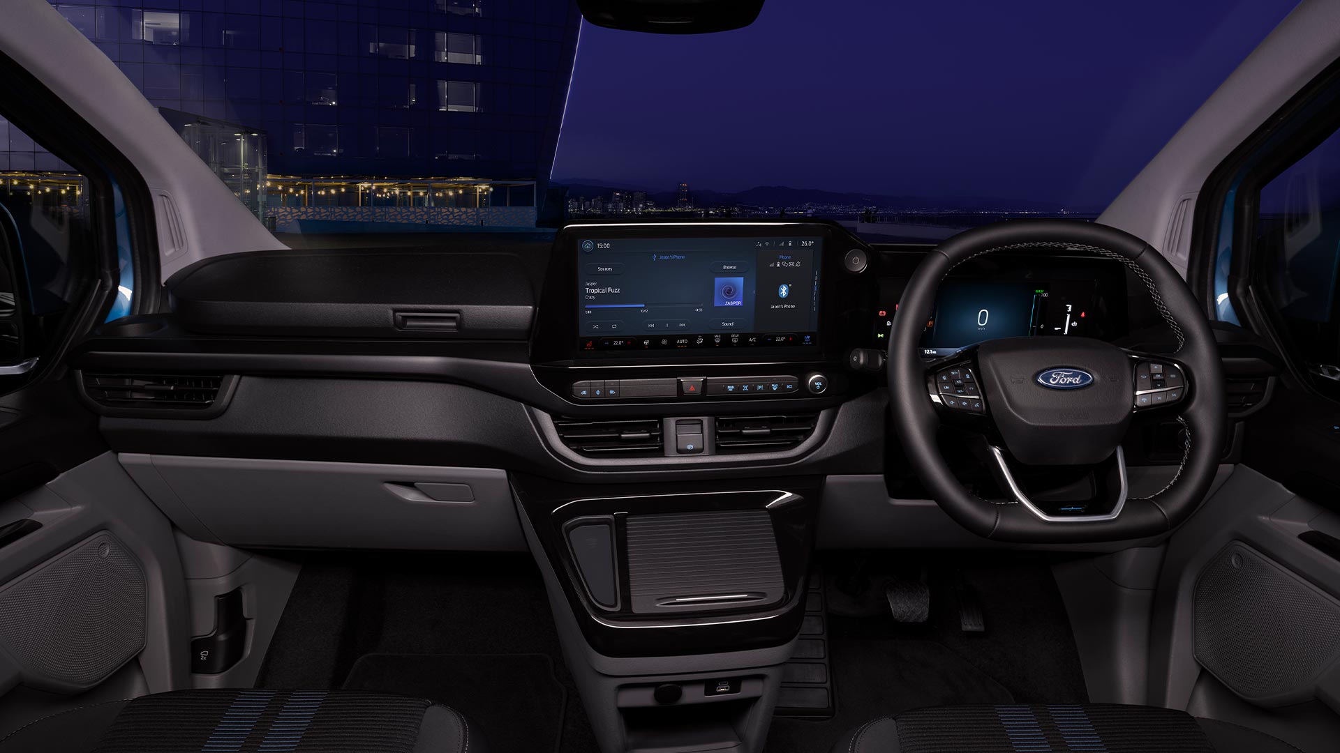 Vista interna del furgone elettrico Ford E-Transit Custom di notte.