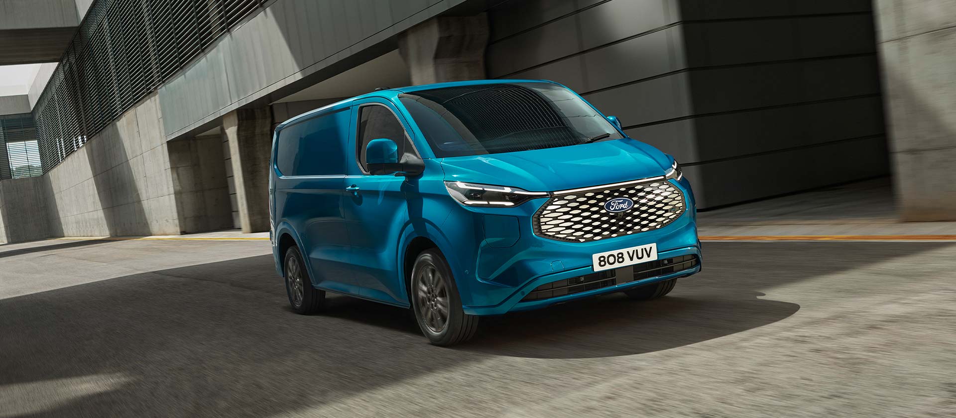Furgone elettrico Ford E-Transit Custom blu, vista laterale.