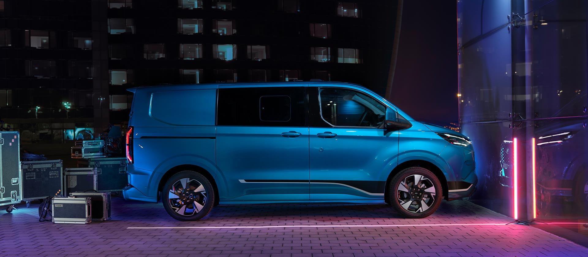 Furgone elettrico Ford E-Transit Custom blu, vista laterale.