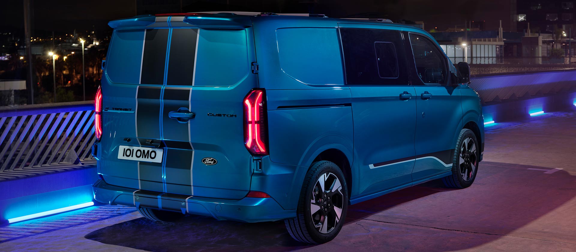 Vista posteriore di un furgone elettrico Ford E-Transit Custom Sport doppia cabina blu.