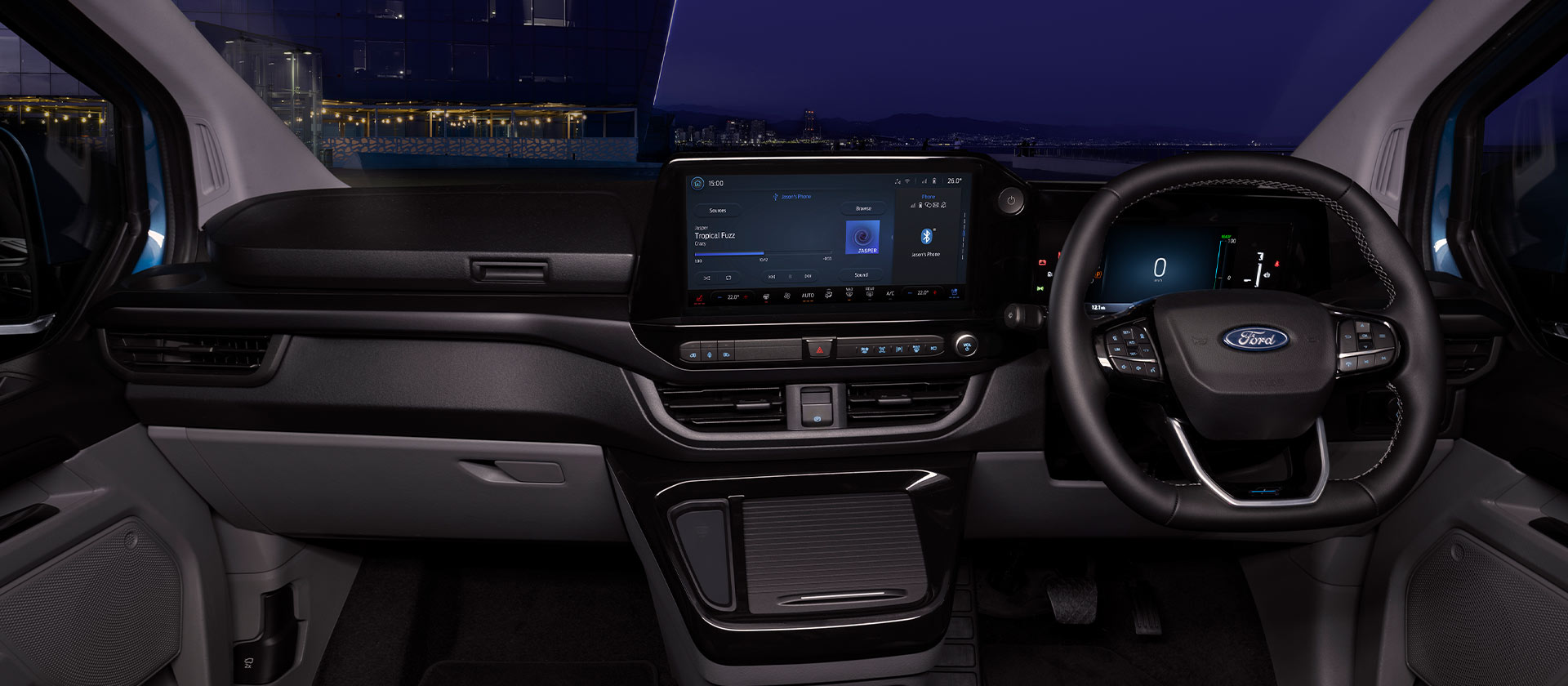 Vista interna del furgone elettrico Ford E-Transit Custom di notte.