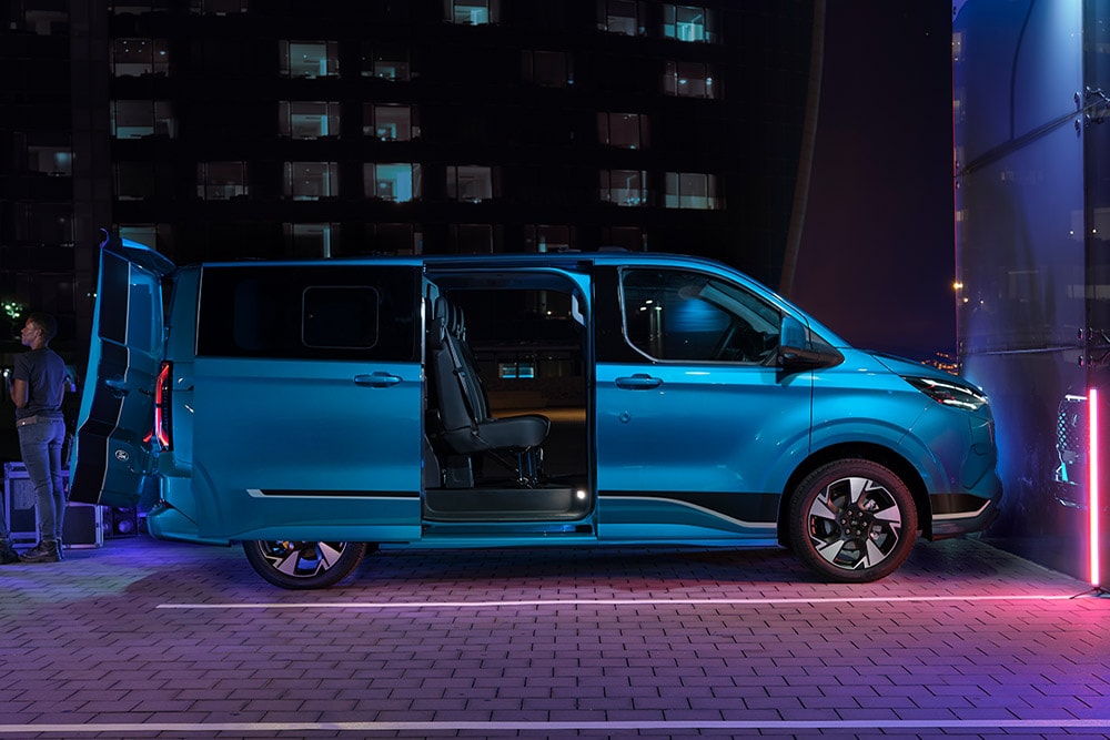 Furgone elettrico Ford E-Transit Custom doppia cabina blu con porte aperte.