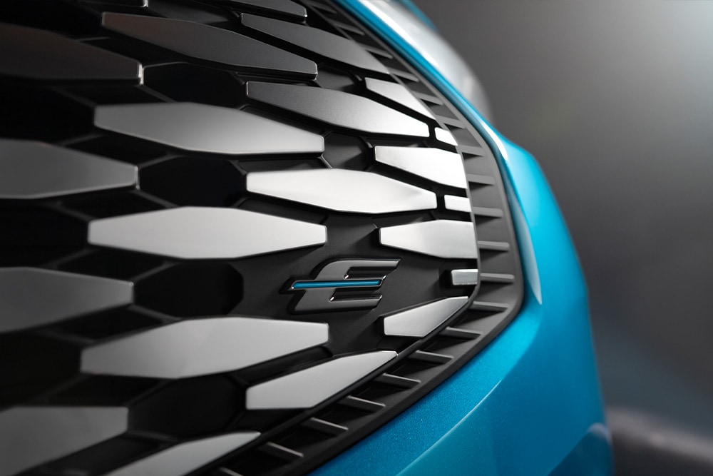 Primo piano sulla griglia del Ford E-Transit Custom.