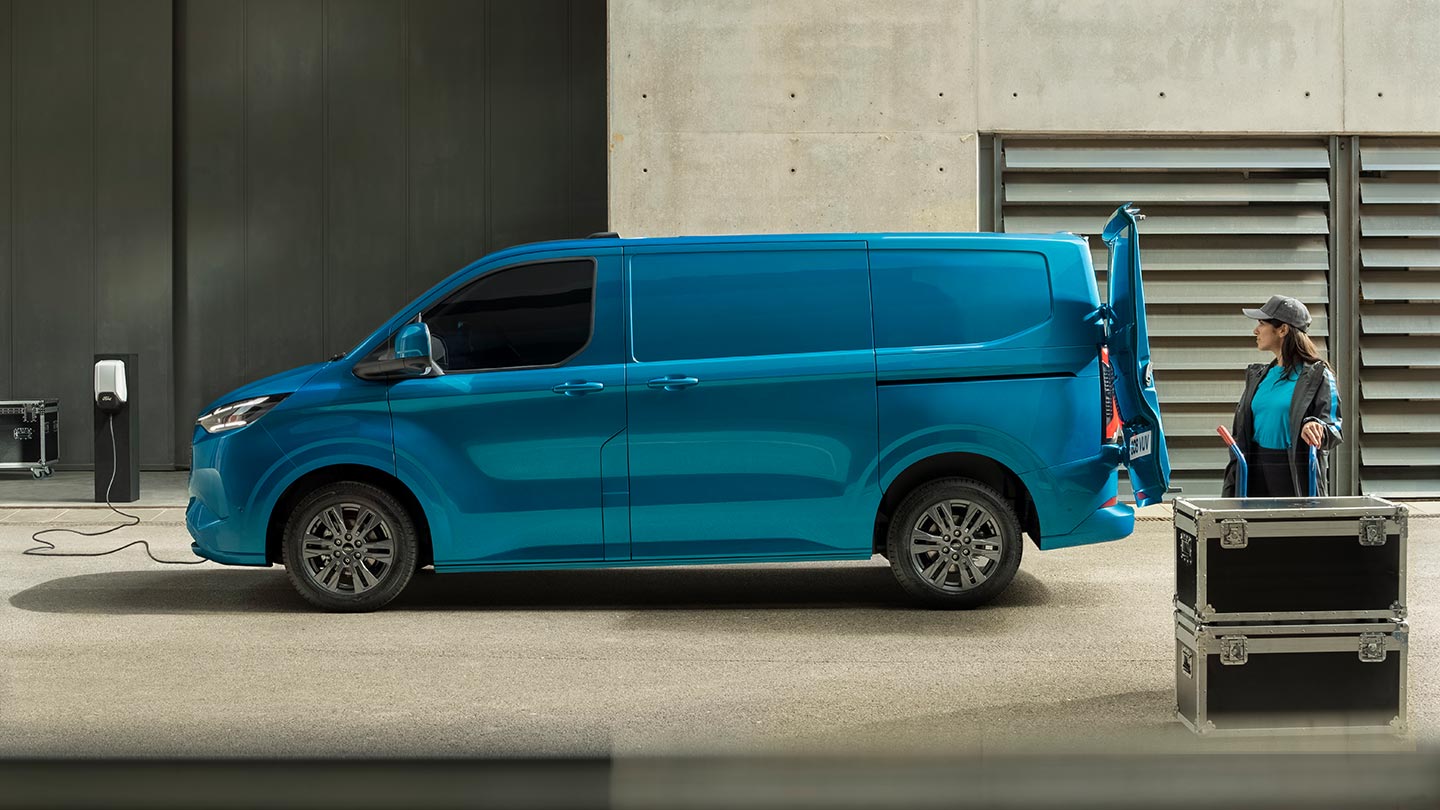 Furgone elettrico Ford E-Transit Custom blu in fase di carico.