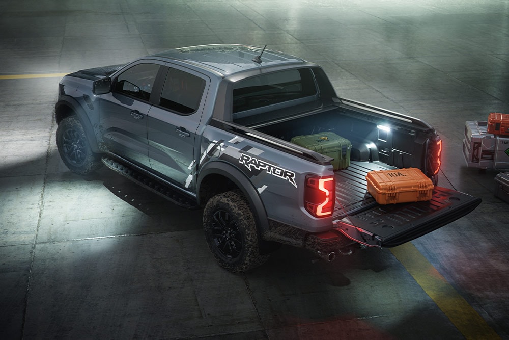 Vista posteriore di un Ford Ranger Raptor che mostra l’illuminazione esterna a  zona del veicolo.