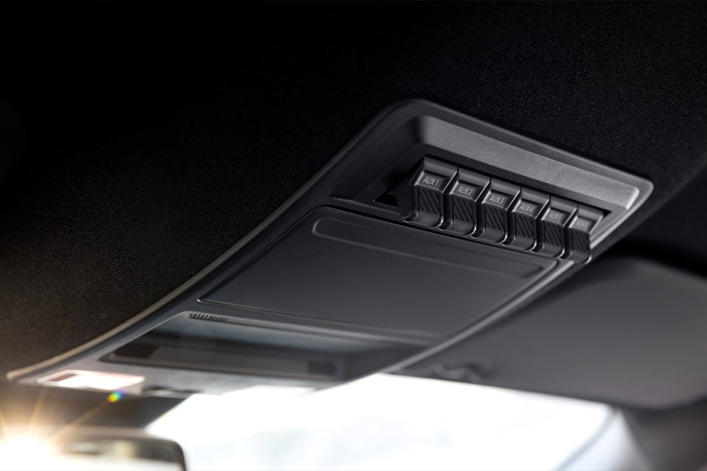 Primo piano ravvicinato degli interruttori per accessori del Ford Ranger Raptor.