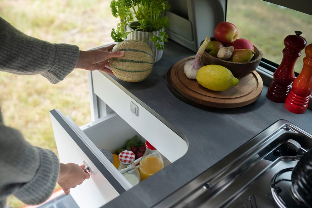 Ford Transit Custom Nugget: cassetto frigorifero integrato da 33 litri con frutta sul piano.