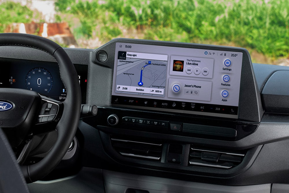 Touchscreen da 13" che mostra il sistema SYNC™ 4 sul Ford Transit Custom Nugget.