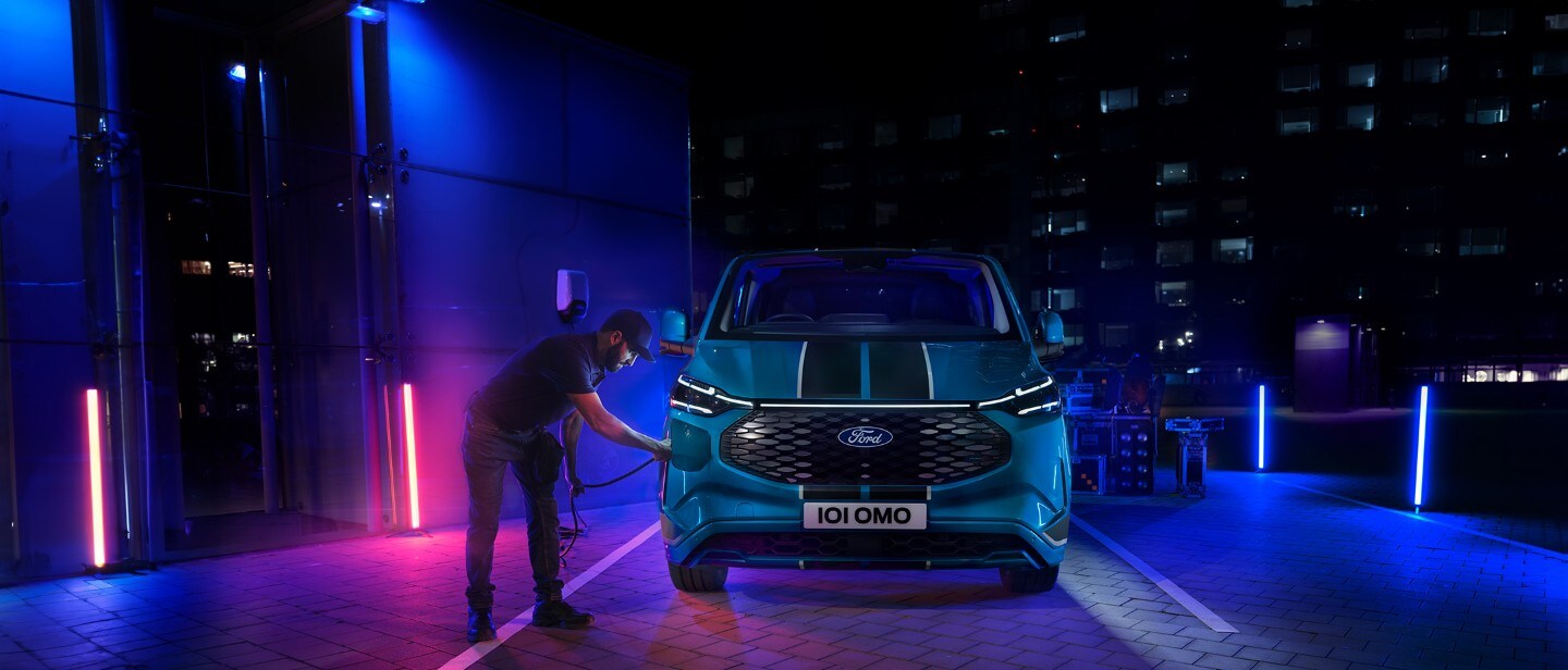 Vista frontale di un Ford Transit Custom blu