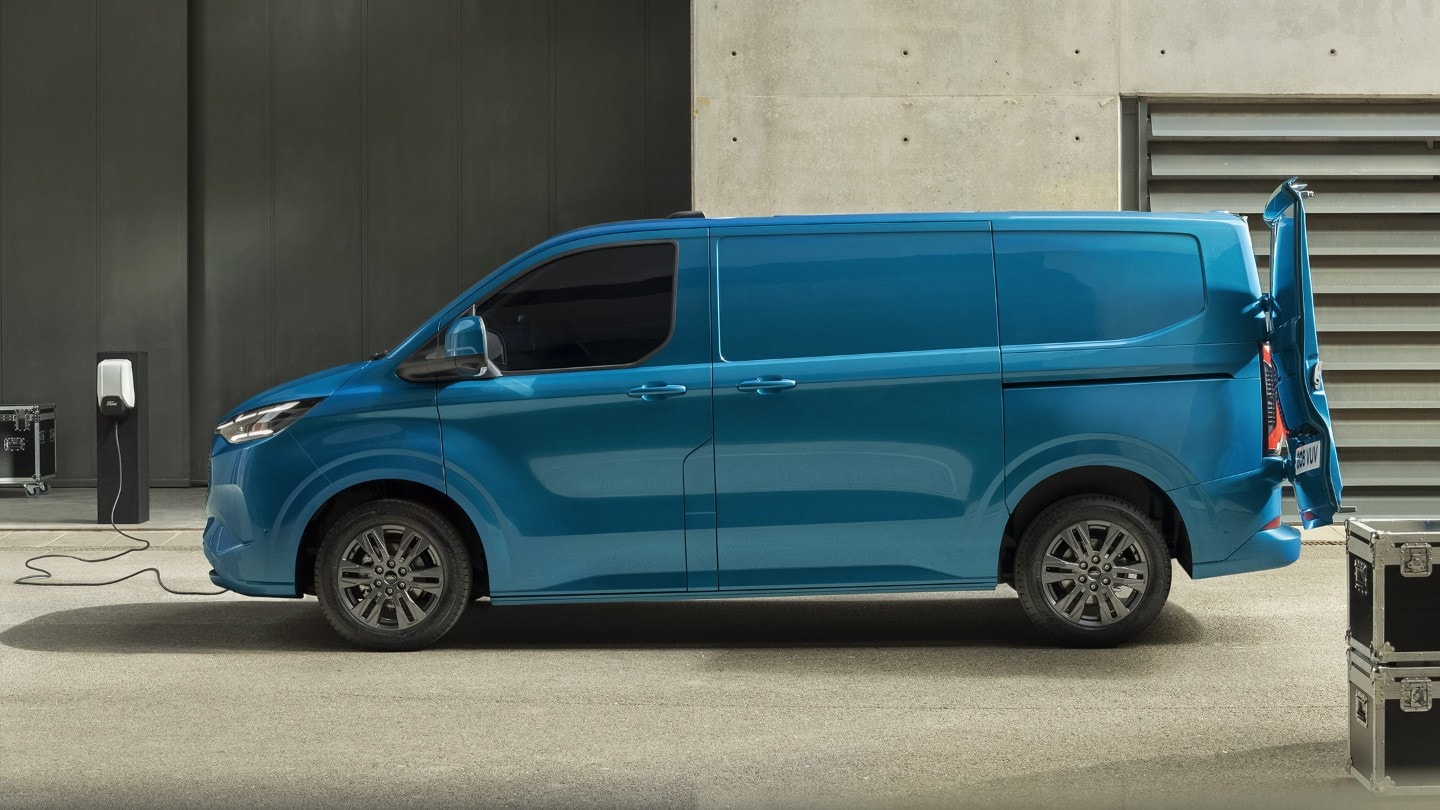 Ford Transit Custom Sport, parcheggiato con le porte posteriori aperte