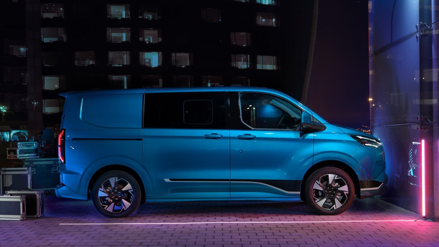 Vista laterale di un Ford Transit Custom furgone a doppia cabina blu