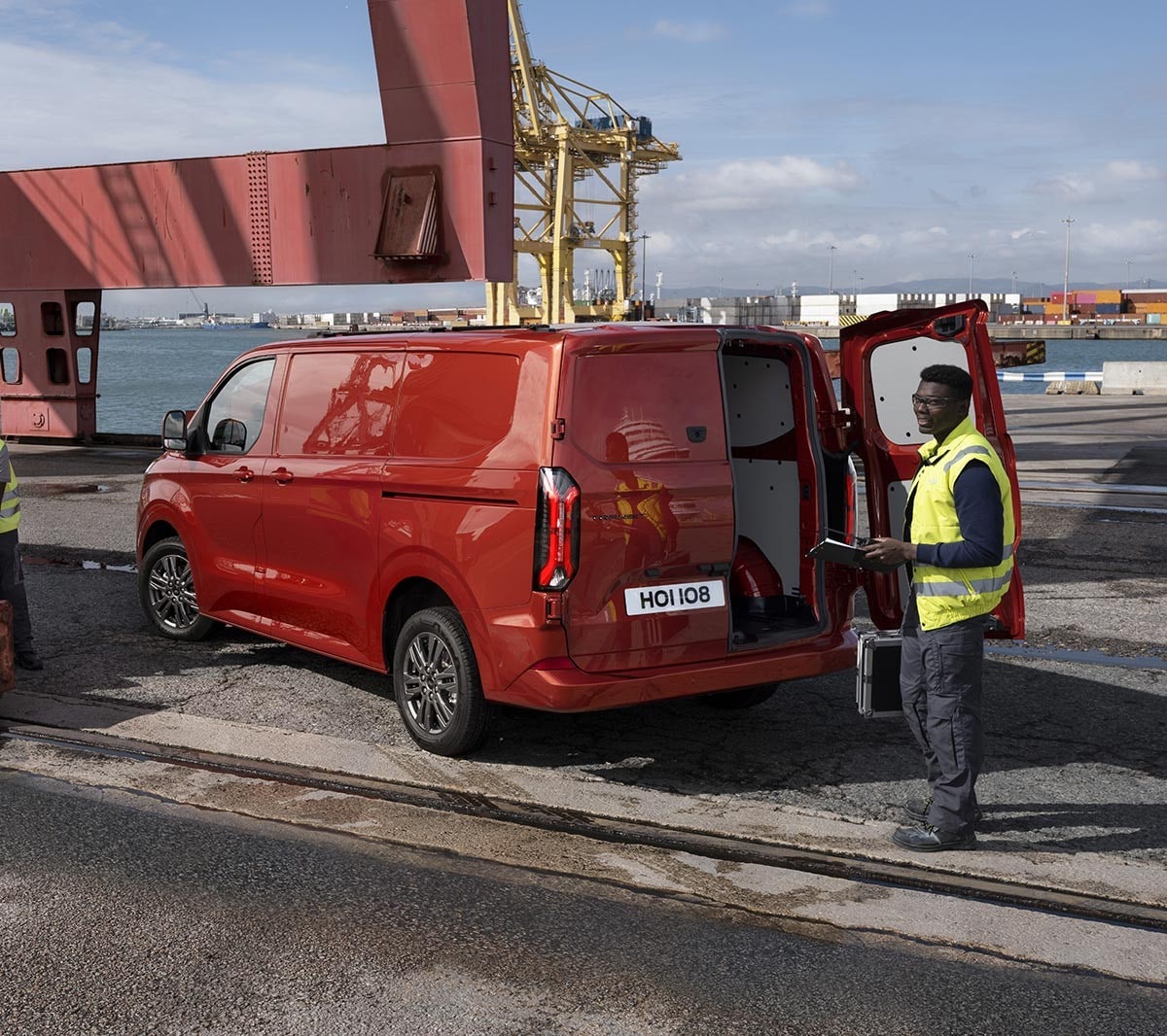 Vista laterale di un Ford Transit Custom Limited parcheggiato