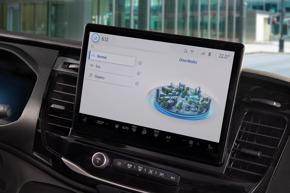Cruscotto di un furgone elettrico Ford E-Transit con touchscreen che visualizza le modalità di guida.