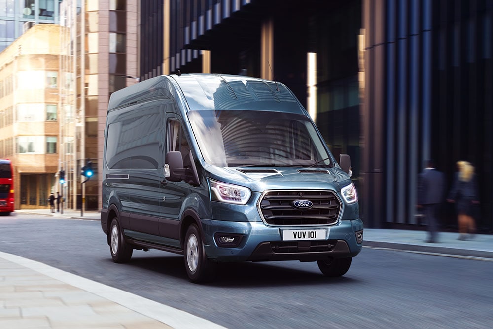Furgone Ford Transit che attraversa una città.