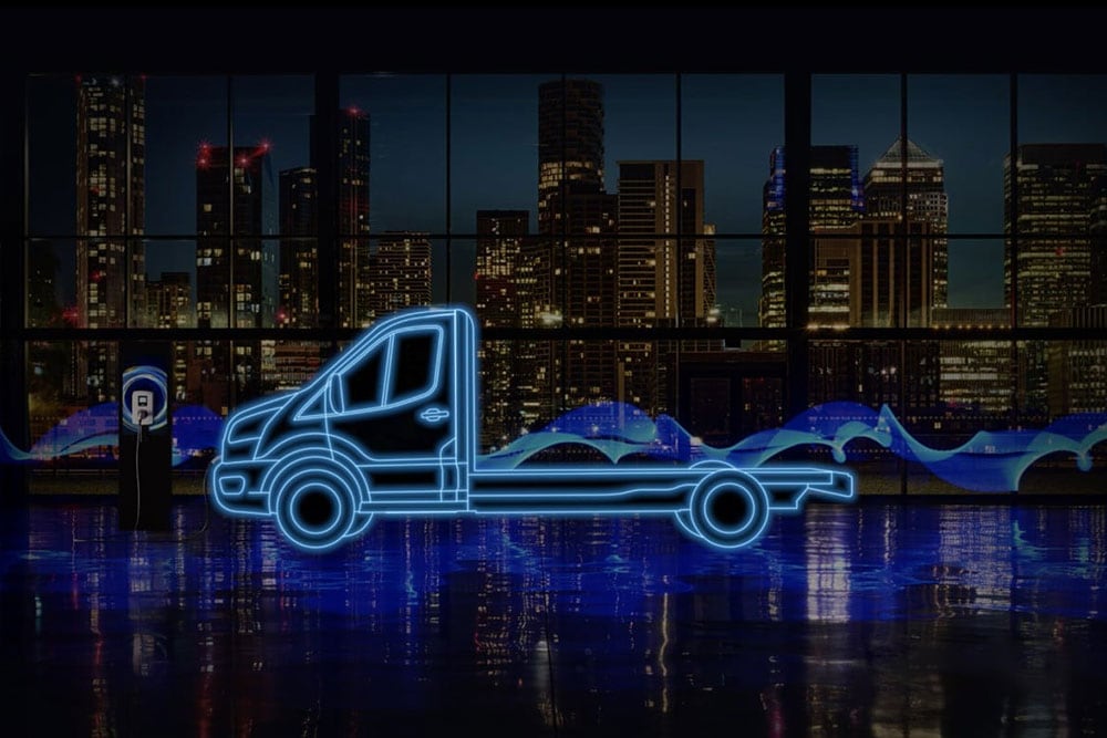 Sagoma blu fluo di una Ford E-Transit Chassis Cab e stazione di ricarica sul profilo della città.