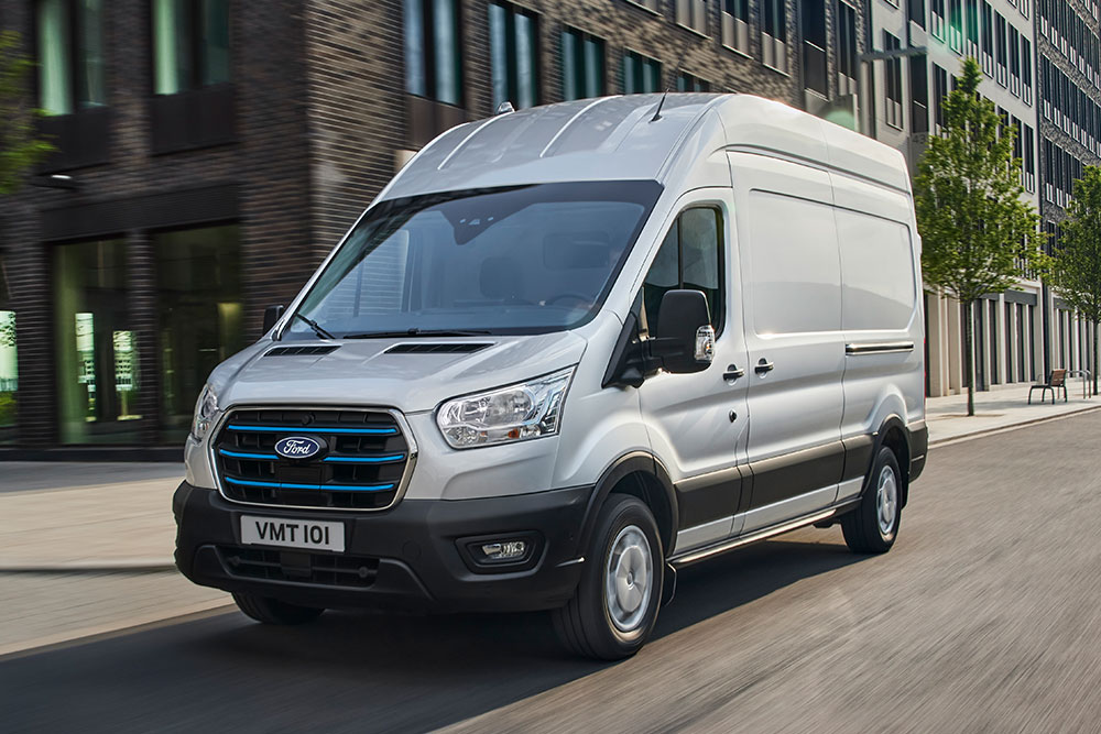 Ford E-Transit Van alla guida in città.