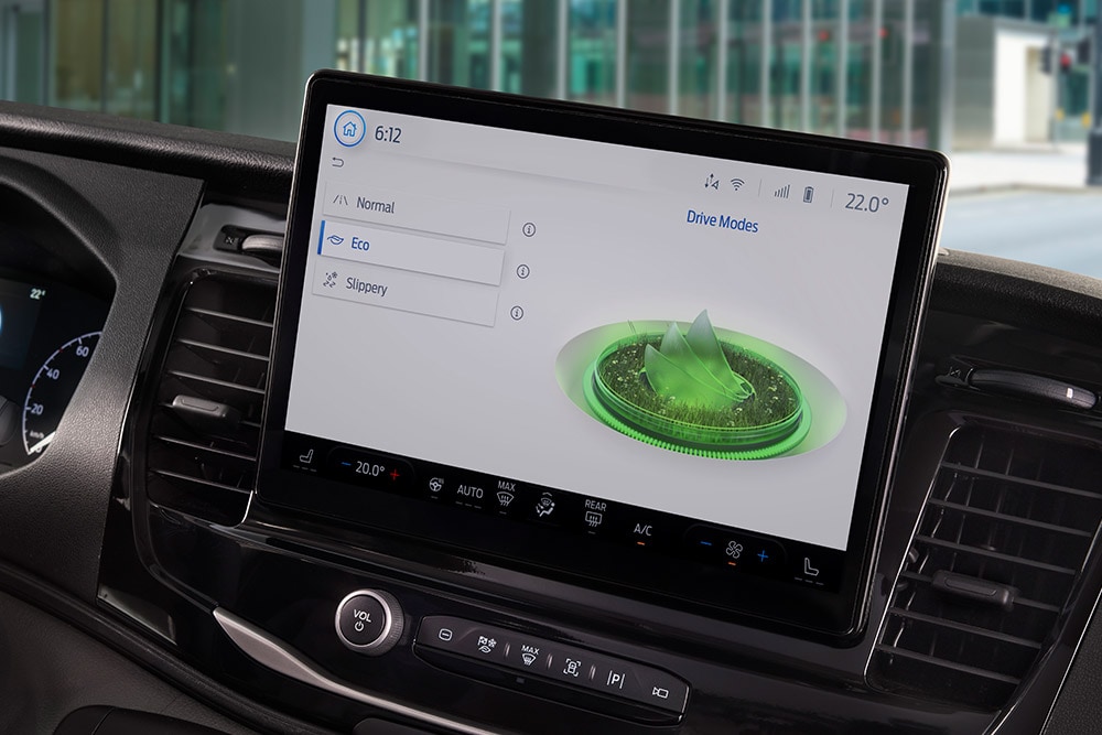 Cruscotto di un furgone elettrico Ford E-Transit con touchscreen che visualizza le modalità di guida.