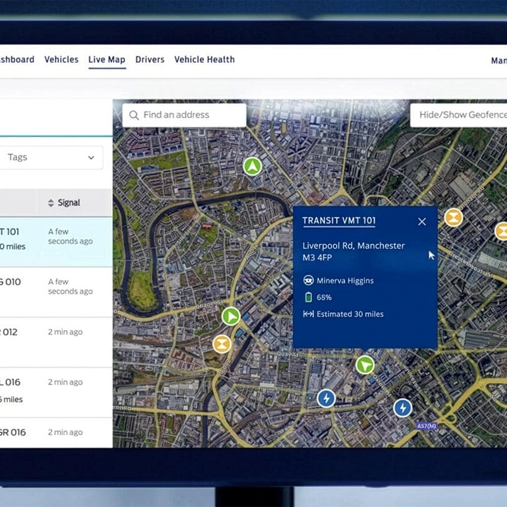 Touchscreen che visualizza il software Ford Pro Telematics, mostrando una mappa con le posizioni dei veicoli.