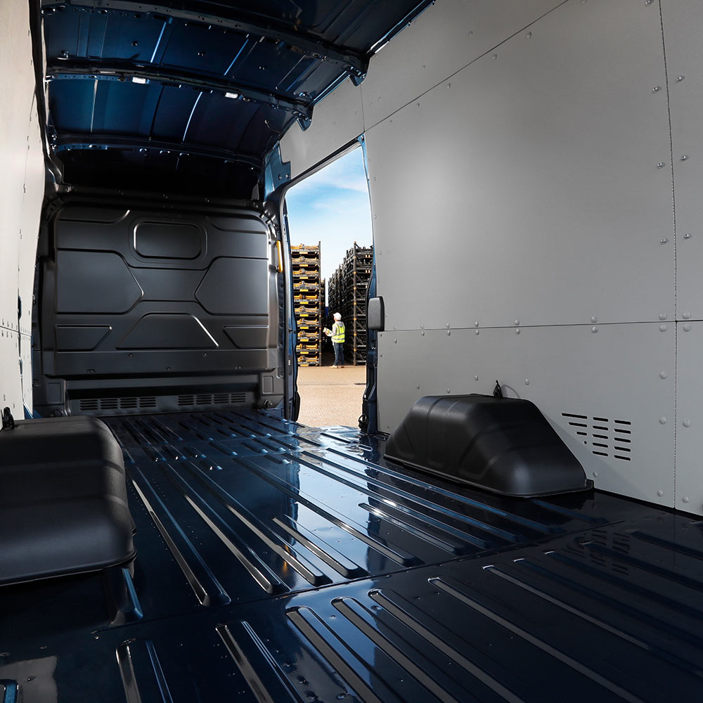 L'interno di un furgone elettrico Ford E-Transit con uno spazio di carico vuoto.